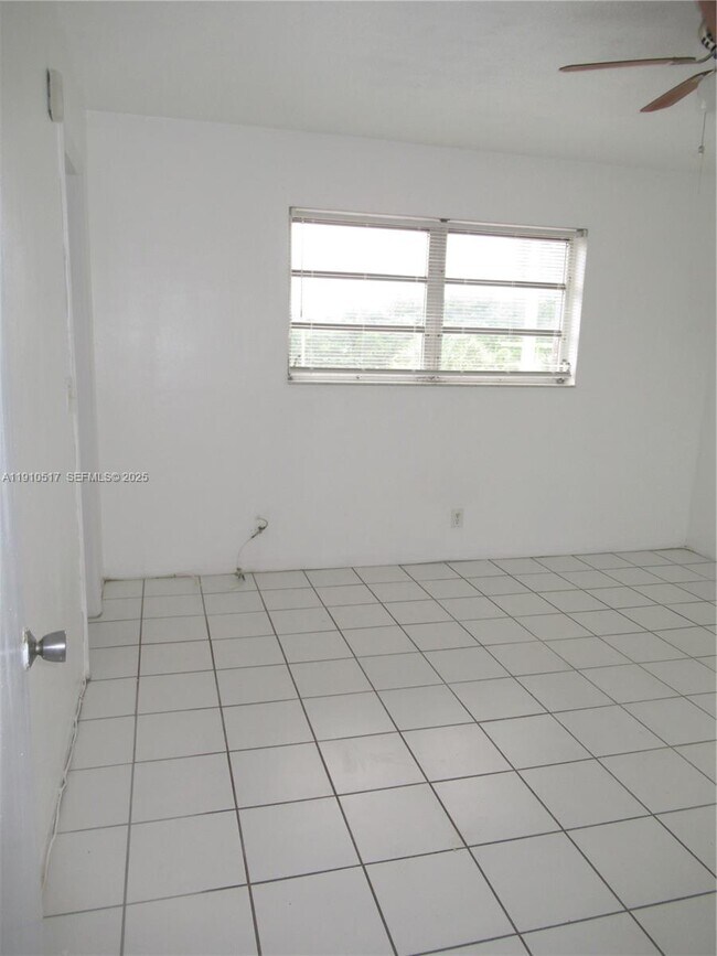 Building Photo - 581 Blue Heron Dr