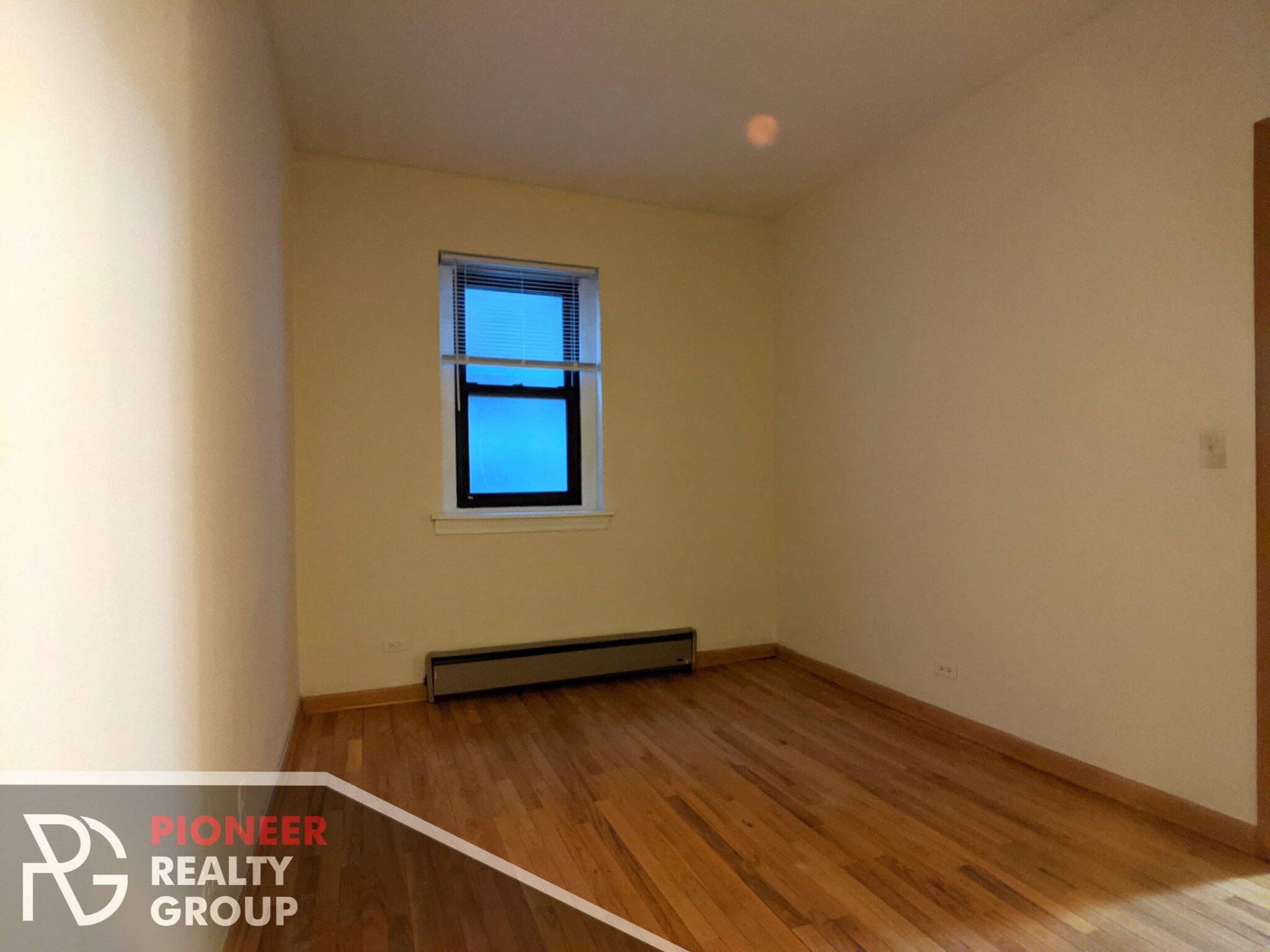 Building Photo - 633 W Barry Ave