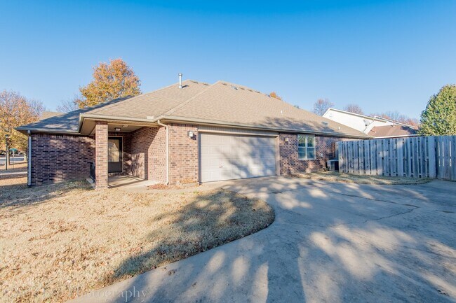 Building Photo - 1278 N Heritage Ave