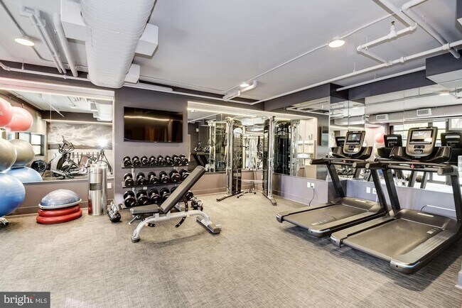 Building Photo - River-View 2BD Luxury Condo with Balcony and Parking!