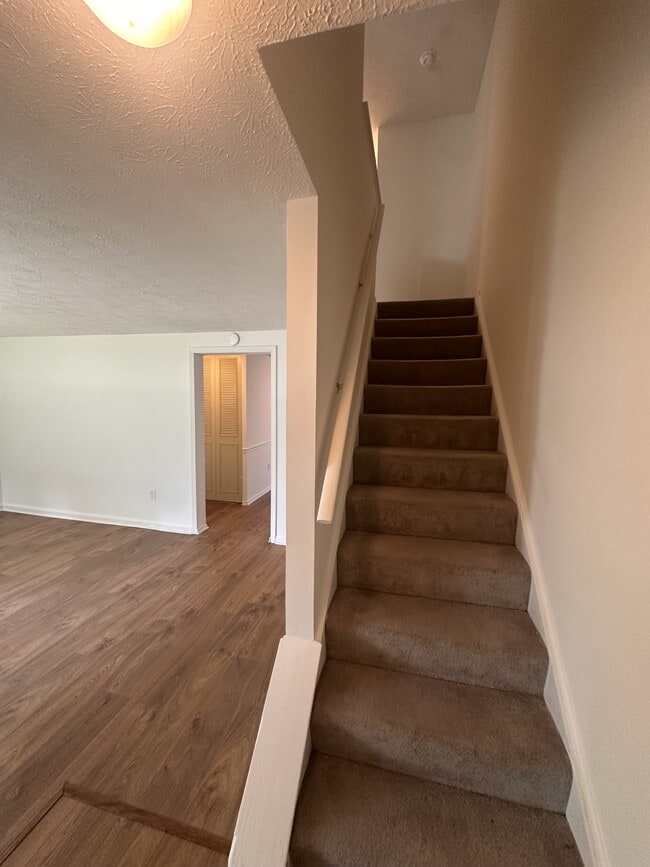 Building Photo - 445 Heather Ridge Dr