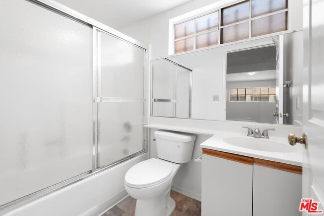 Building Photo - 607 N Rossmore Ave