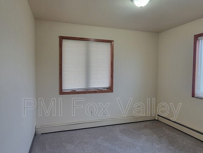 Building Photo - 104 Sycamore St