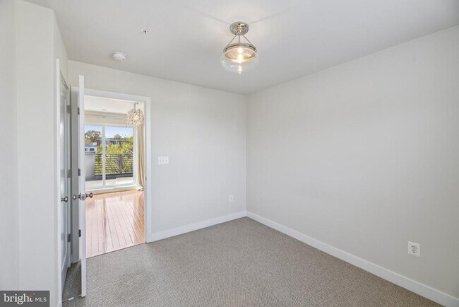 Building Photo - 5627 45th Ave