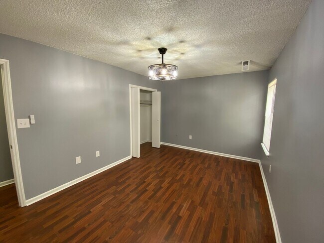 Building Photo - Great, 3-bed / 2 full bath location off th...