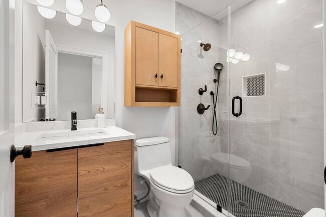 Building Photo - 722 E 5th St