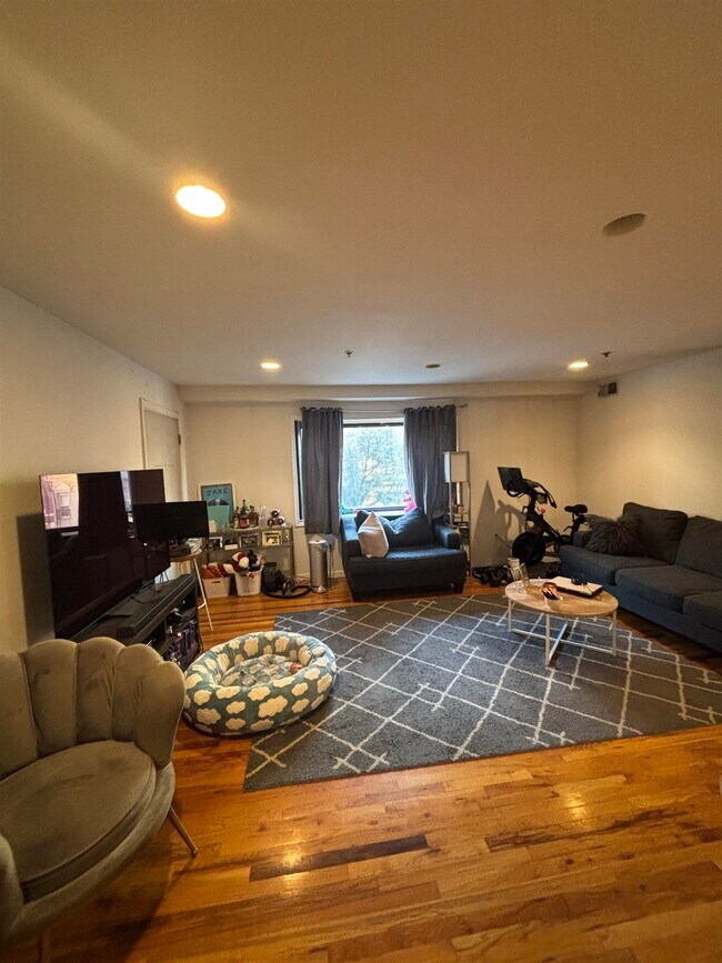 Building Photo - 401 1st St