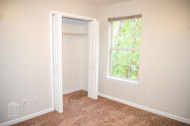 Building Photo - Spacious Central Townhome