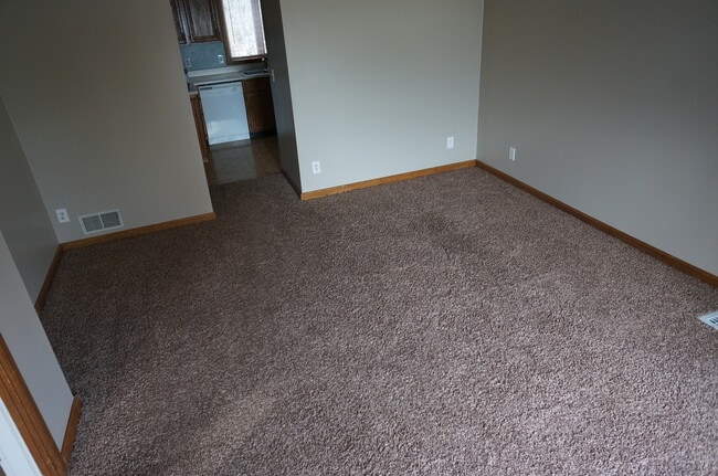 Building Photo - AVAILABLE JUNE 1st - 3 Bed, 1 Bath Home!