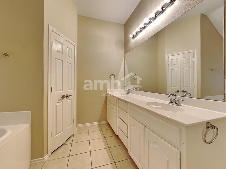 Building Photo - 5776 Jillian Way