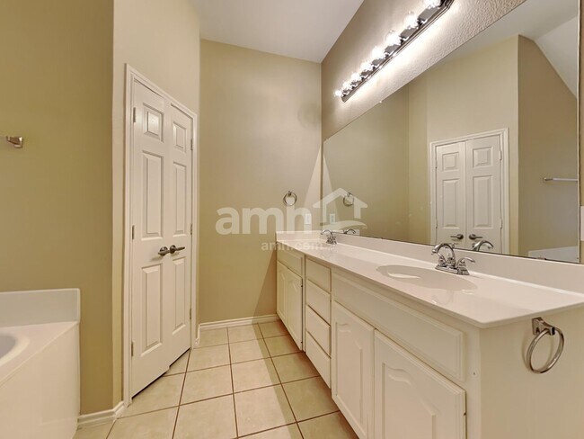 Building Photo - 5776 Jillian Way