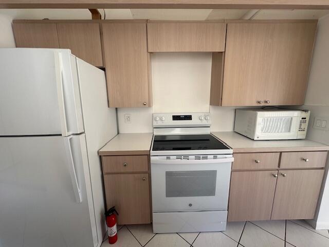 Building Photo - 223 E River Park Dr