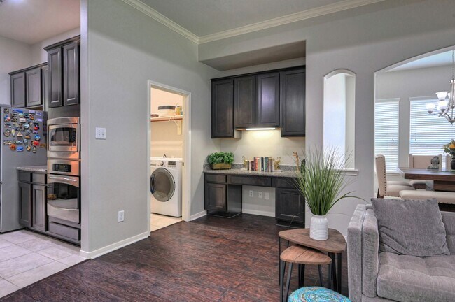 Building Photo - 7810 Oak Moss Dr