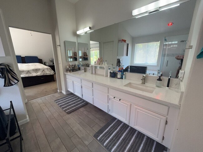 Building Photo - Spacious East Davis Home available in July!