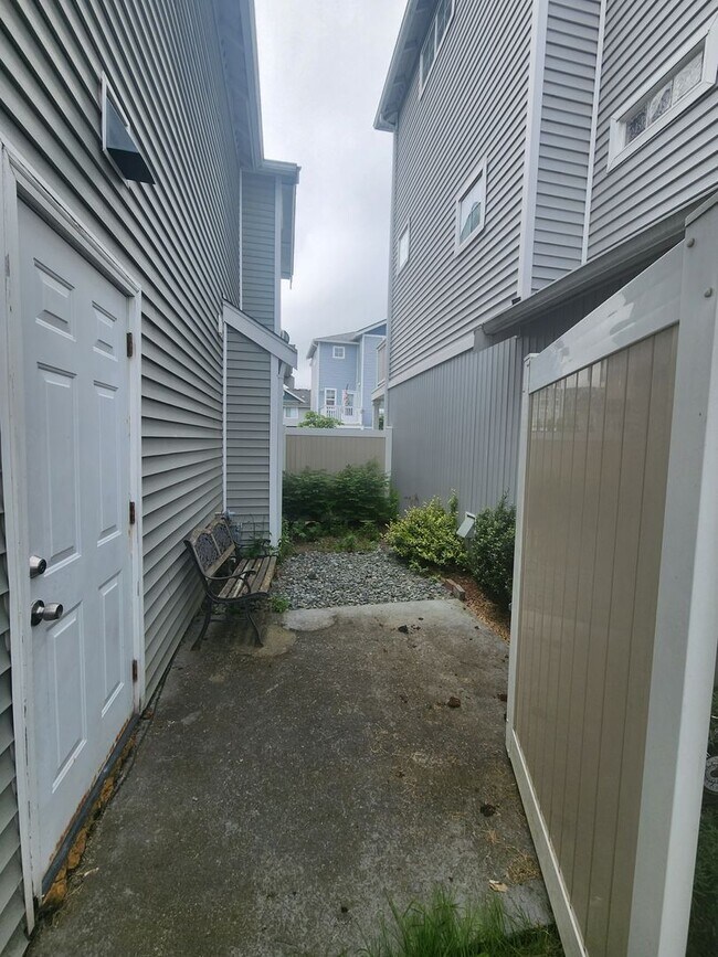 Building Photo - * Gated Community * Newly Remodel 3 bed- 2...