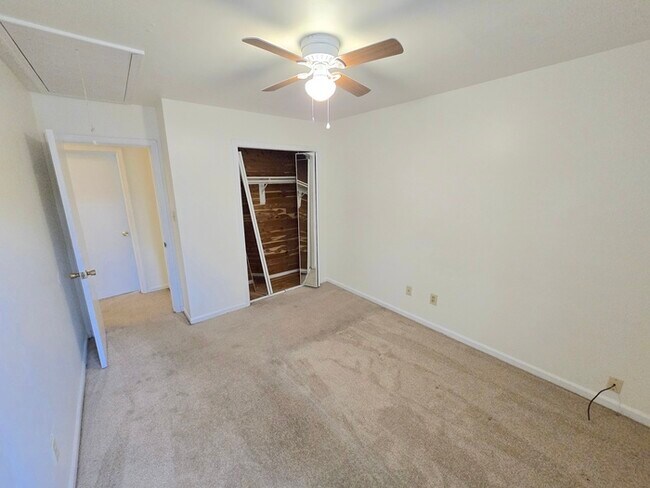 Building Photo - SPACIOUS 4 BED/2.5 TOWNHOME IN GREAT NECK!...