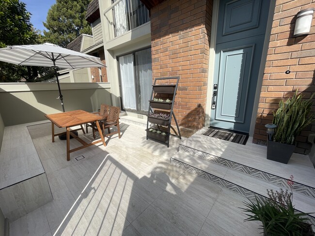 Renovated patio for entertaining - 4315 Redwood Ave