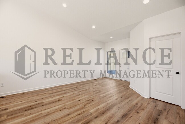 Building Photo - 5241 N Pinecrest Ct