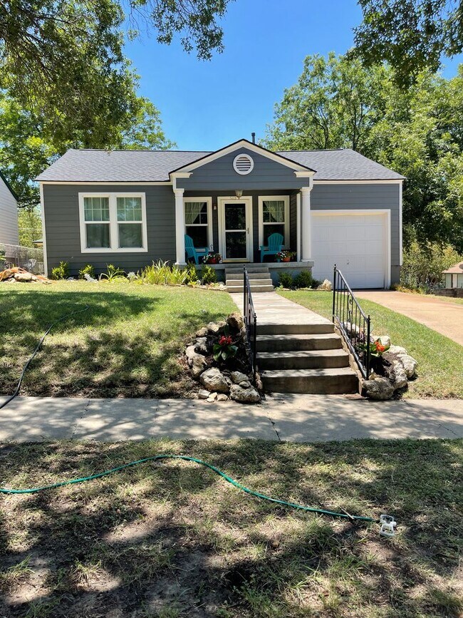 Building Photo - Move in Special $800.00 off First Full Ren...