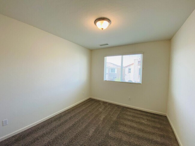 Building Photo - $2,395 Alluvial & Fowler, 3 Bedroom Home -...