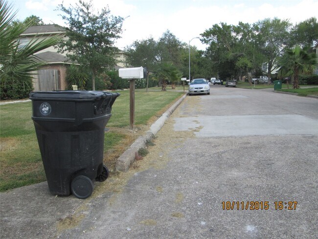 Building Photo - 10834 Sugar Hill Dr