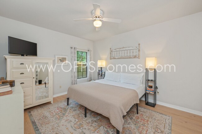 Building Photo - 3/2 in Destin!! AVAILABLE JULY 1