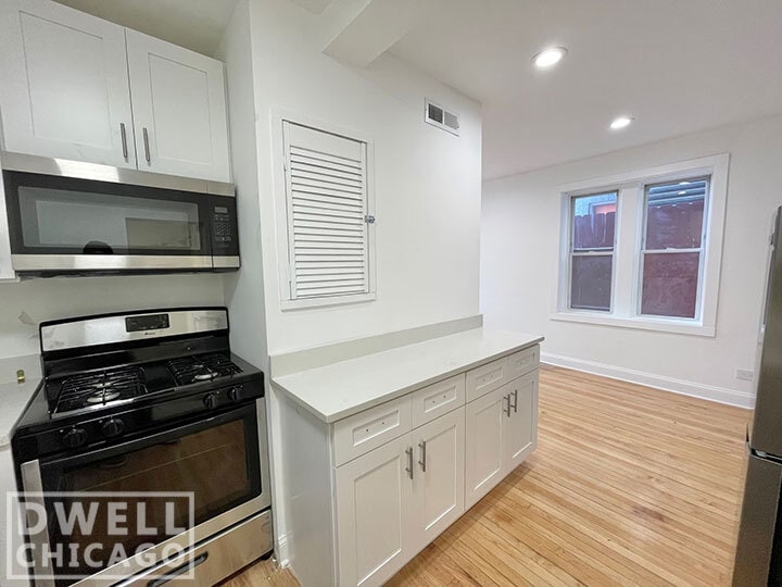 Building Photo - 1851 W Dickens Ave