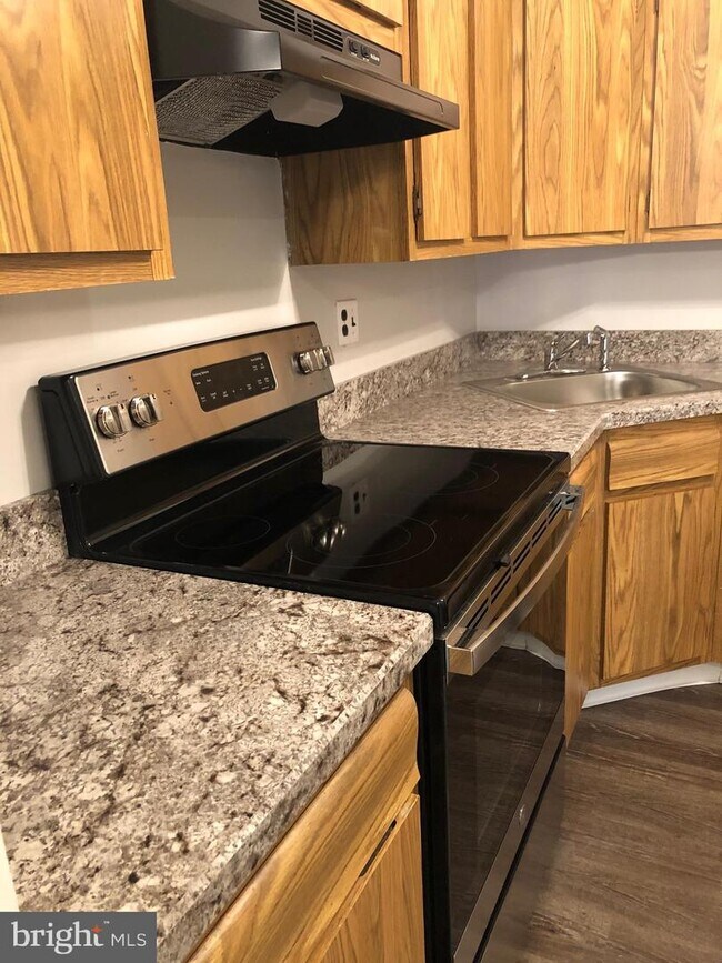 Building Photo - 1598 Nixon Dr