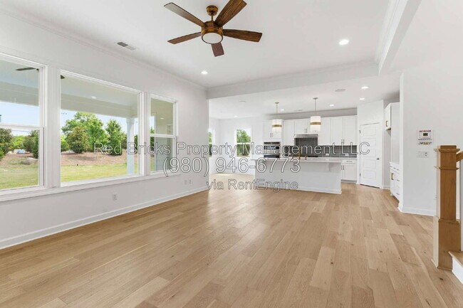 Building Photo - 4016 Dahlia Dr