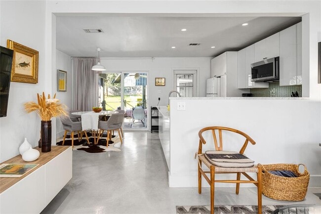 Building Photo - 4620 Englewood Dr