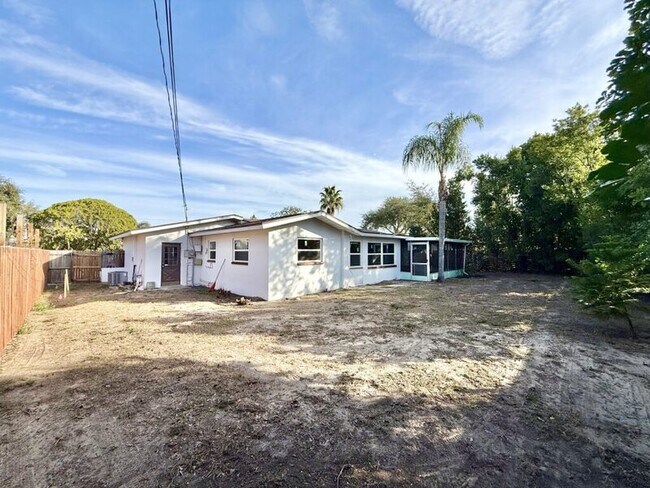 Building Photo - 13788 Montego Dr