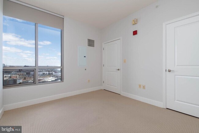 Building Photo - 675 S President St