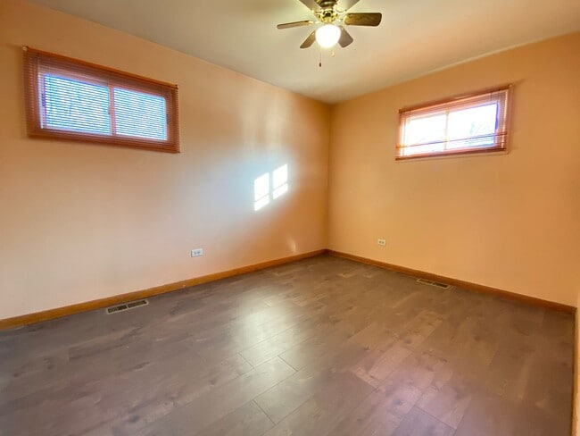 Building Photo - 3 Bedroom Home in Merrillville, IN