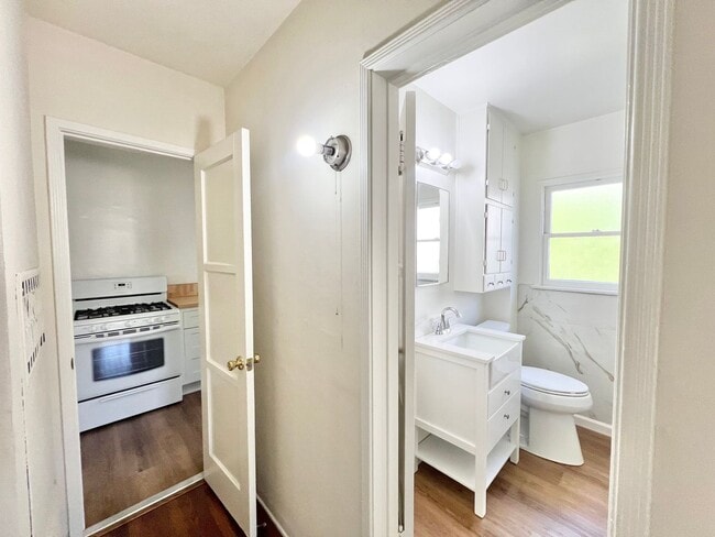 Building Photo - Charming 2-Bedroom Home with Hardwood Floors & Fireplace Near the Traffic Circle