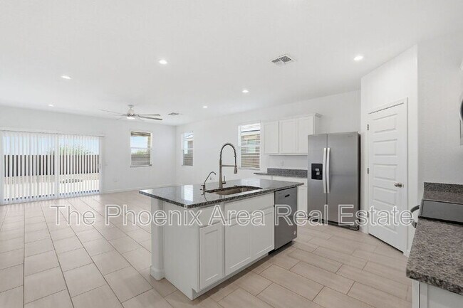 Building Photo - 2761 W Seaver Ave