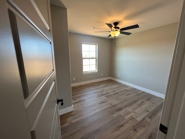 Building Photo - Charming 3 Bedroom house in Summit Pass