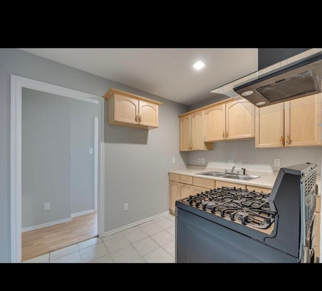 Building Photo - 5320 Lovell Ave