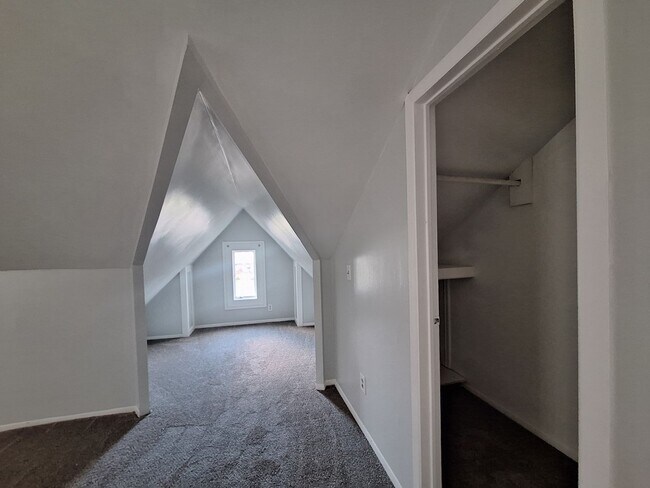 Building Photo - Charming 3 bedroom brick bungalow