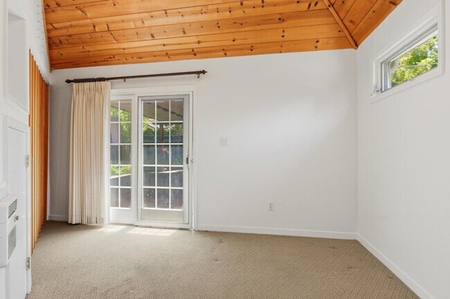 Building Photo - 1825 White Oak Dr