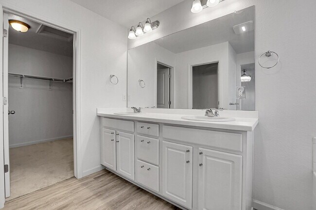 Building Photo - $2,995.95,  4-bed, 3.5-bath, located in Aurora with beautiful finishes.