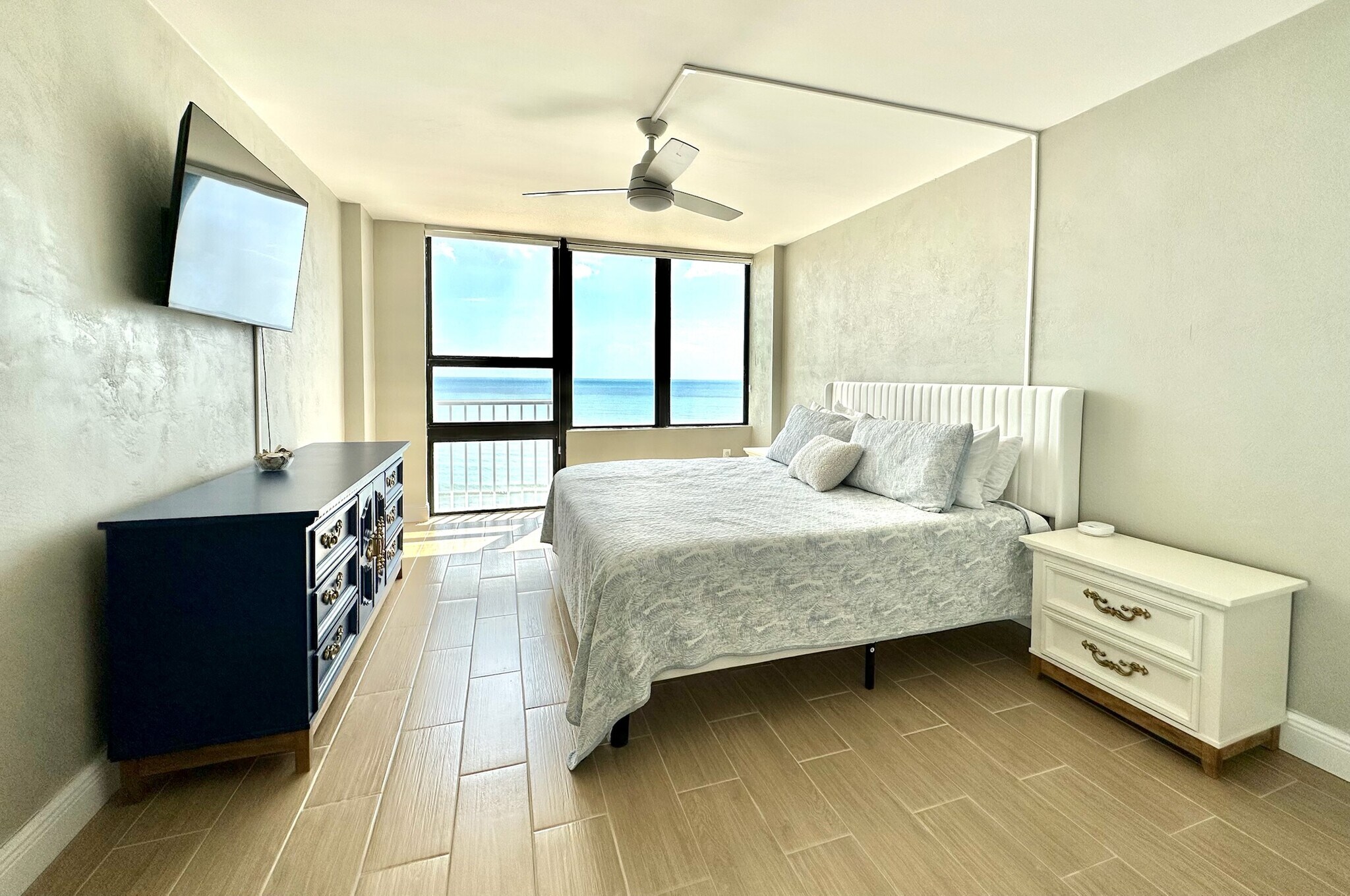 Primary Bedroom w/ King bed, 50" smart tv, and direct ocean view - 3043 S Atlantic Ave