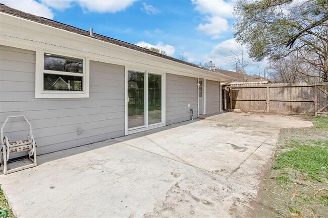 Building Photo - 10615 Clematis Ln