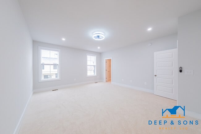 Building Photo - 1037 N Lombardy St