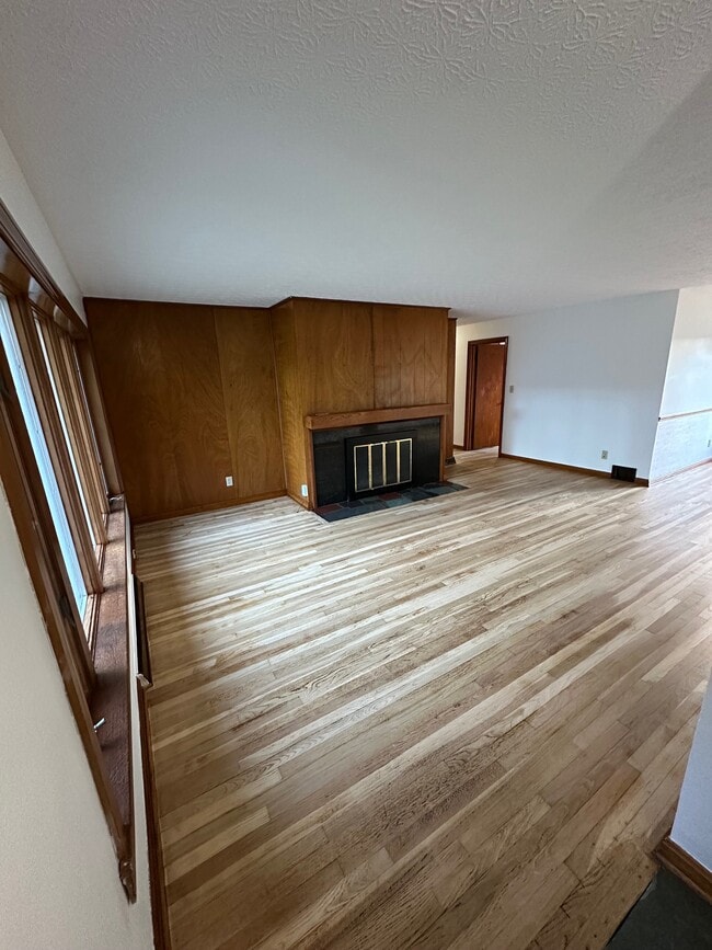 Building Photo - 3637 Sunset Dr