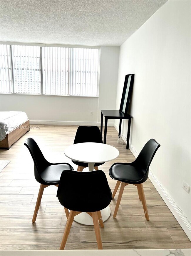 Building Photo - 801 Brickell Bay Dr