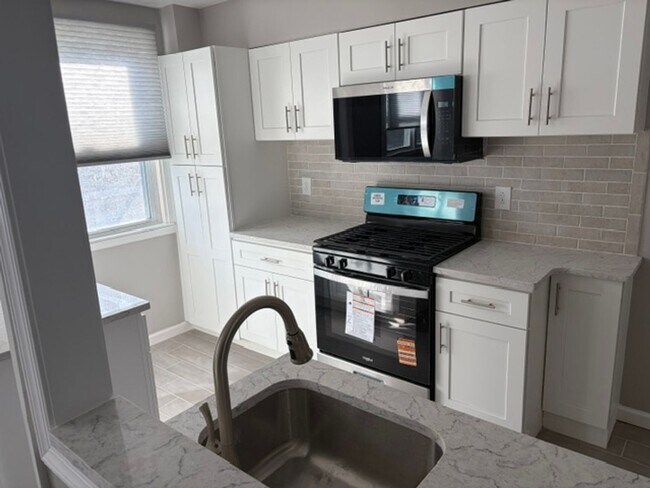 Building Photo - Gorgeous 3-Bedroom Townhome in Holmesburg! Available NOW!