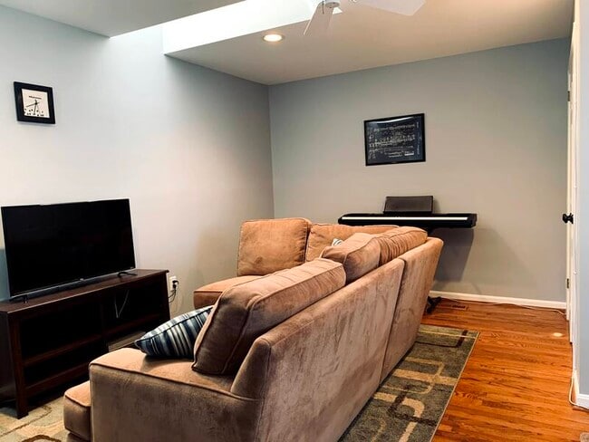 Building Photo - 700 Leister Dr