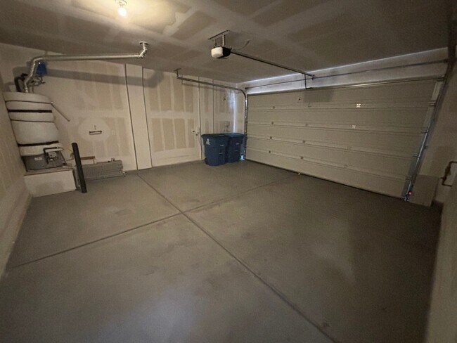 Building Photo - Charming 3-Bedroom Home with Spacious Back...