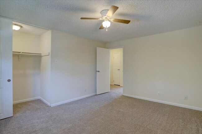 Building Photo - 2+ bedrooms 2.5 bathrooms