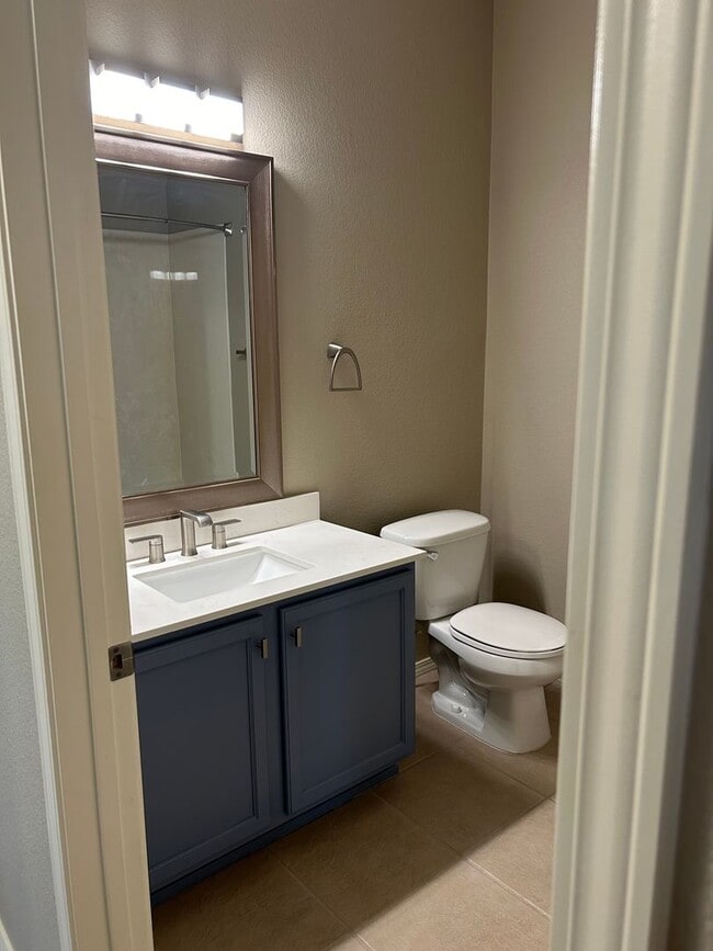Building Photo - Charming Condo | 2 Bed / 2 Bath | Garage |...
